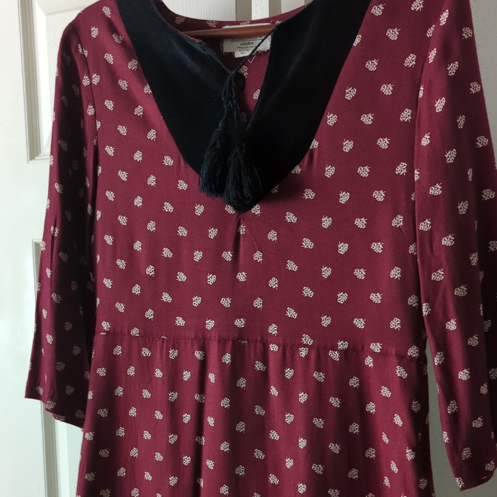 Chic Burgundy Floral Mini Dress with Black Collar